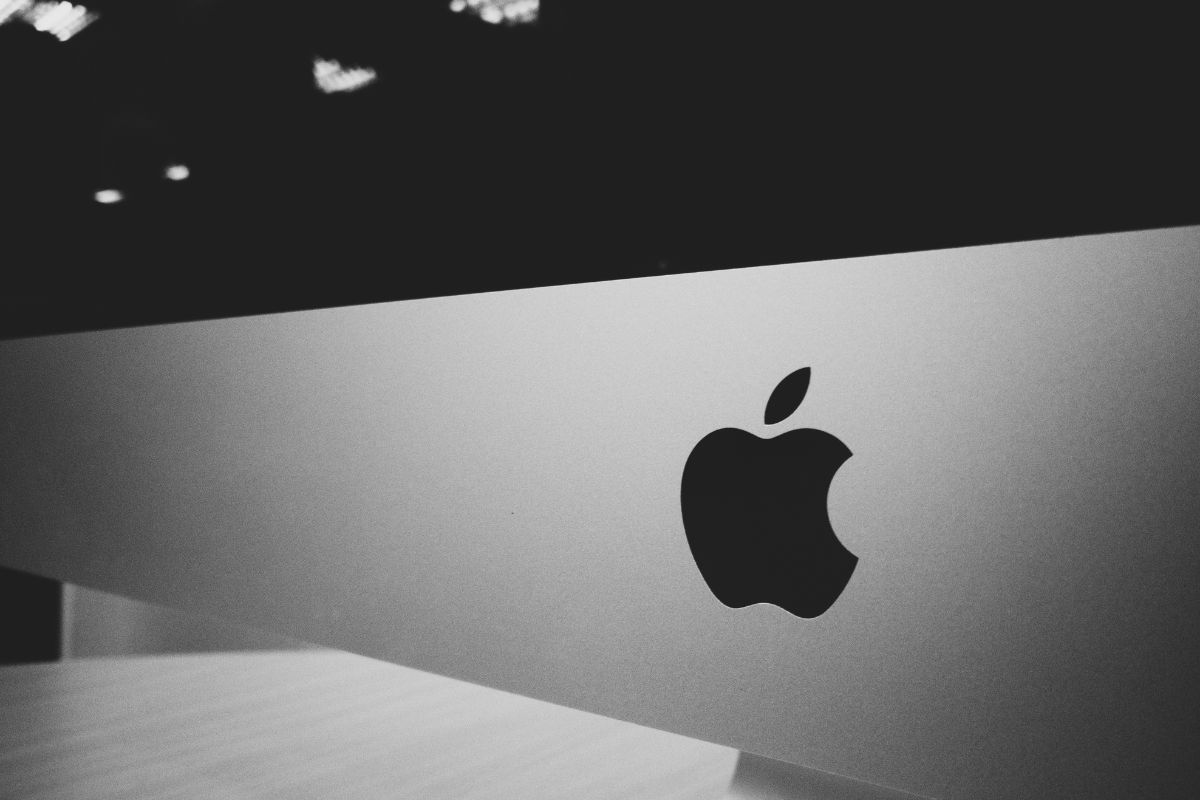 Apple (AAPL) Apple (AAPL)
